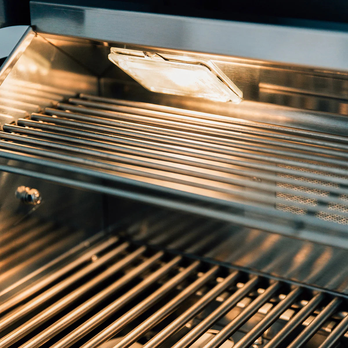 Summerset Sizzler Pro 32-inch 4-burner Built-in Natural Or Propane Gas Grill with Rear Infrared Burner SIZPRO32-NG Or SIZPRO32-LP