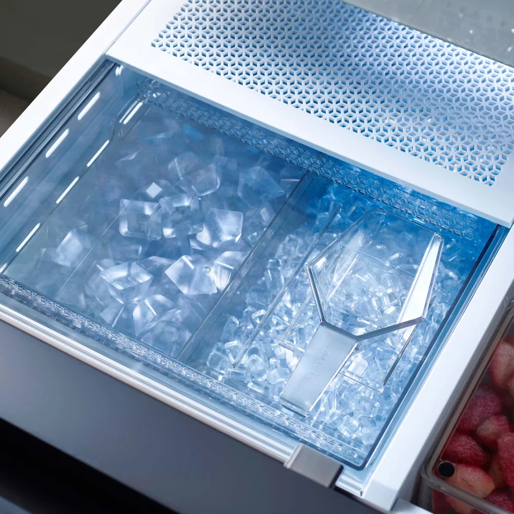 Bespoke 4-Door French Door Refrigerator (23 cu. ft.) with Beverage Center™ in White Glass
